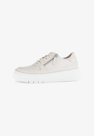 Lichtbeige leren sneaker met een textuur witte platformzool, voorzien van veters, een zijkant rits en decoratieve stiksels.
