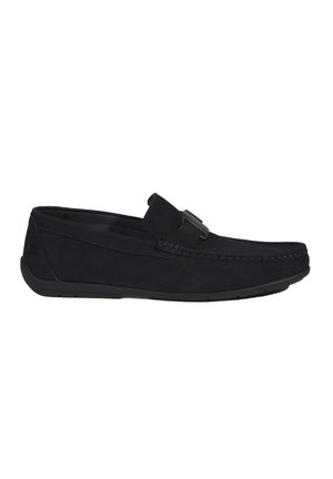 Mocassins en suède noir avec une texture lisse, dotés de coutures bleues et d'une sangle décorative sur le dessus. Semelle en caoutchouc flexible.