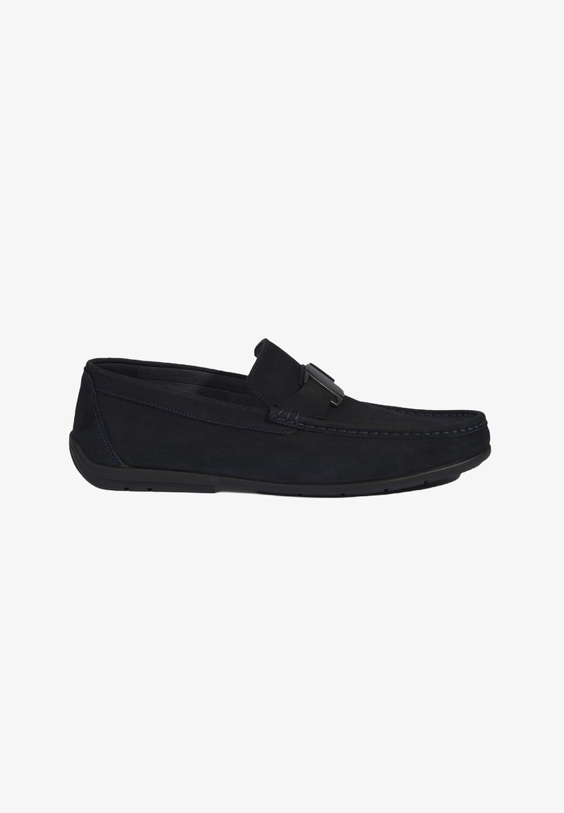 Schwarze Wildlederloafers mit glatter Textur, versehen mit blauer Naht und einem dekorativen Riemen über dem Oberteil. Flexible Gummisohle.
