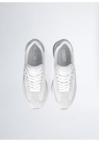 Sneaker sportive bianche realizzate in materiali mesh e suede, con punta rotonda, accenti testurizzati e branding a contrasto sui lati.