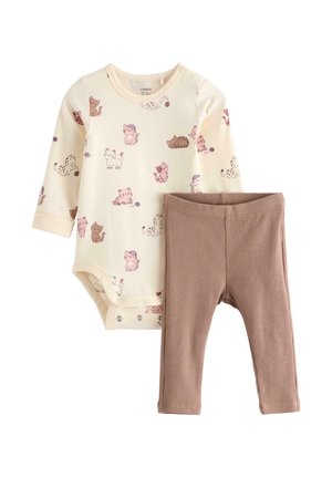 Kremfarvet babybodystocking med lange ærmer og tegneserie-katteprint kombineret med ensfarvede lysebrune, ribstrikkede babyleggings.
