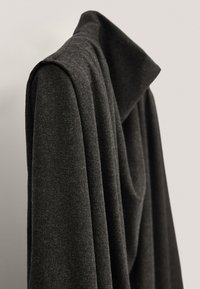 Rideaux en tissu gris foncé avec une texture douce et un col montant, présentant une coupe décontractée et une surface lisse et uniforme.