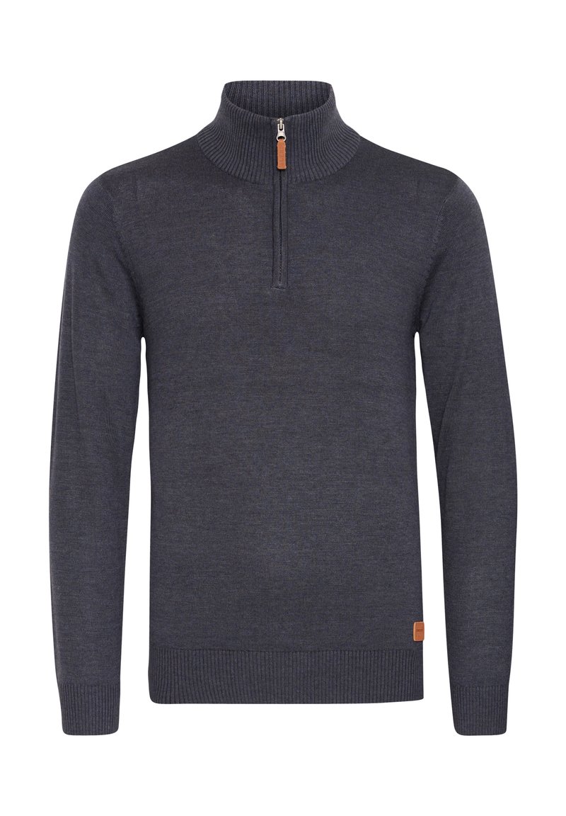 Pull en maille gris foncé à manches longues avec col montant côtelé, fermeture éclair quart de tour avec tirette en cuir marron, poignets et ourlet côtelés.