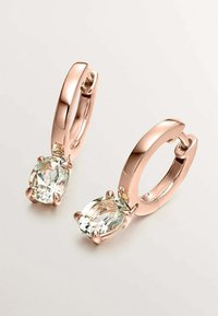 Pendientes de aro en oro rosa que presentan piedras preciosas ovaladas y transparentes engastadas en garras, con un acabado pulido y pequeñas piedras de acento adicionales.