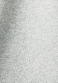 Texture de tissu gris clair avec un tissage doux et uniforme et des variations subtiles de teinte.
