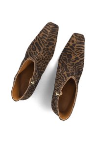 Leopardprint enkellaarsjes met spitse neuzen, van suede materiaal, gouden accenten op de rits en een tan leren binnenkant. Textuurpatroon zichtbaar.