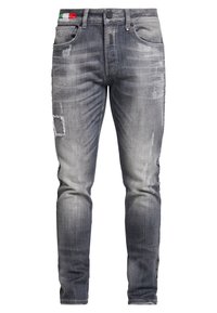 Jeans de mezclilla gris desgastados con tonos de lavado variados, ajuste slim, cinco bolsillos y detalles bordados en los laterales.