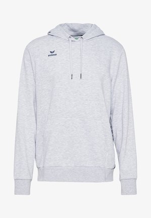 Felpa grigia chiara realizzata in tessuto morbido. Presenta una tasca a marsupio sul davanti, cordini sul cappuccio e un piccolo logo sul petto.