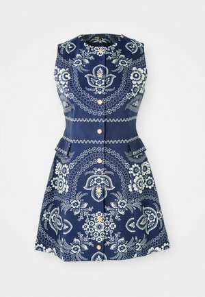 Robe sans manches bleu marine avec des motifs floraux blancs et bleus, taille peplum et fermetures à boutons dorés sur le devant. Tissu en coton.