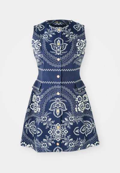 Rochie fără mâneci de culoare bleumarin, cu modele florale albastre și albe, talie peplum și închidere cu nasturi aurii pe față. Țesătură din bumbac.