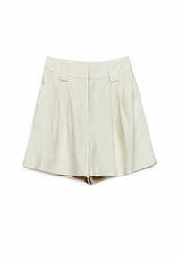Shorts beige ajustés avec plis, un devant plat, des poches latérales et une coupe nette. Fabriqués en tissu léger pour une texture lisse.