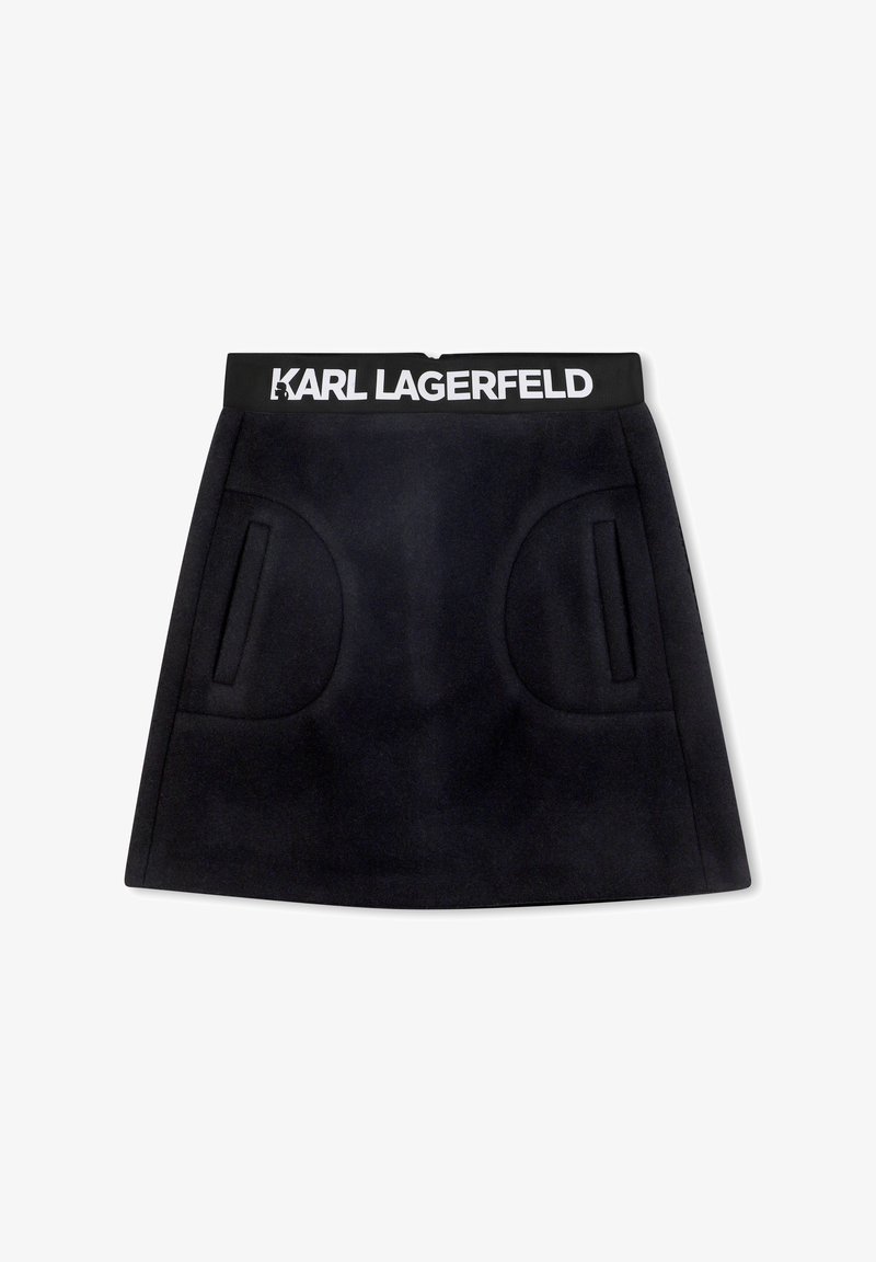 Mini-jupe noire avec une texture lisse, des poches latérales et une taille élastique de marque avec "KARL LAGERFELD" en lettres blanches.