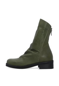 Olivgrüner Leder-Stiefelette mit strukturierter Oberfläche, runder Zehenpartie und seitlichem Reißverschluss; verfügt über einen klobigen schwarzen Absatz.
