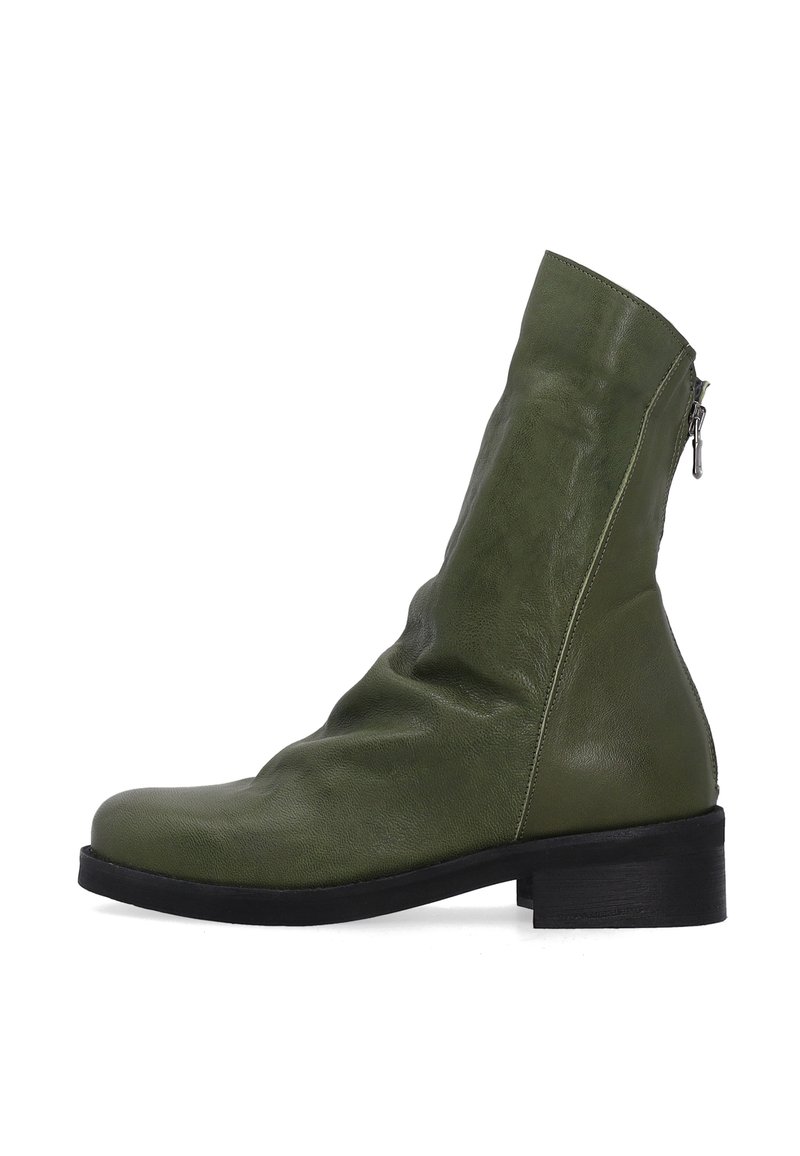 Olivgrüner Leder-Stiefelette mit strukturierter Oberfläche, runder Zehenpartie und seitlichem Reißverschluss; verfügt über einen klobigen schwarzen Absatz.
