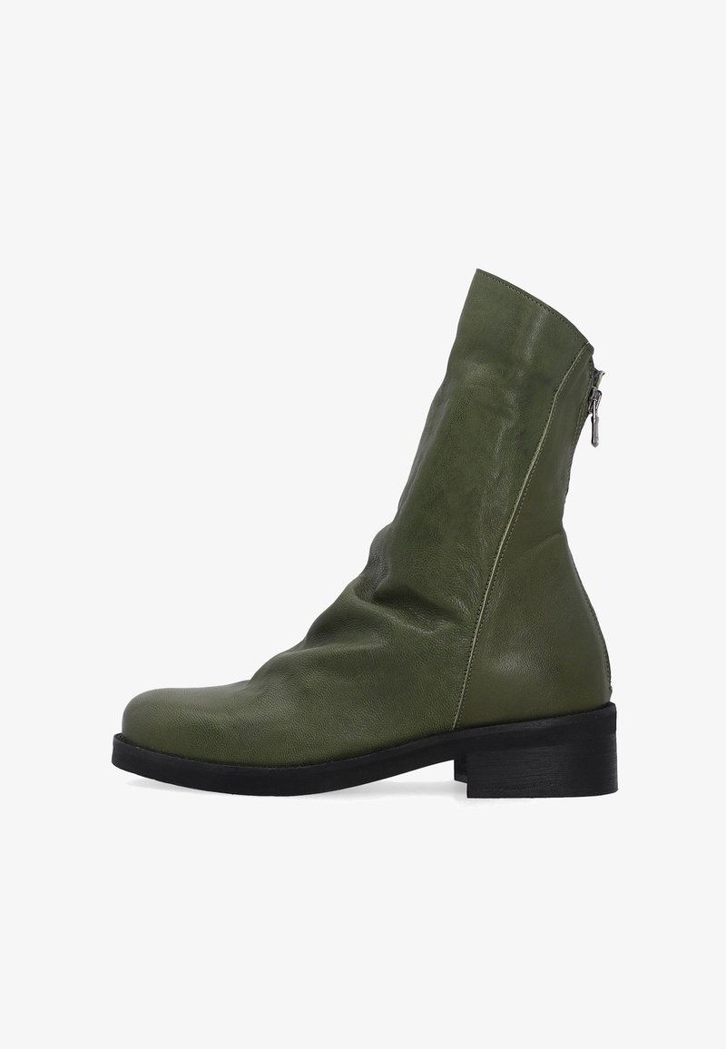 Olivgrüner Leder-Stiefelette mit strukturierter Oberfläche, runder Zehenpartie und seitlichem Reißverschluss; verfügt über einen klobigen schwarzen Absatz.