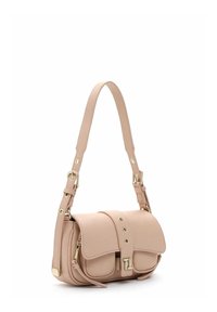 Sac à épaule en simili cuir rose avec un rabat, quincaillerie dorée et deux poches avant. Bandoulière ajustable et surface texturée.