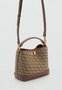 Braune Stoffhandtasche mit wiederholtem Logo-Muster, strukturiertem Design, zwei Handgriffen und verstellbarem Schulterriemen. Details in goldfarbener Hardware.