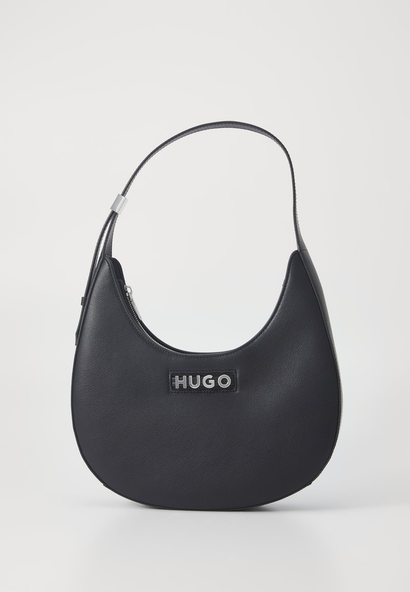 Zwarte leren schoudertas in de vorm van een halve maan, met een prominent zilveren "HUGO" logo en een strakke, minimalistische uitstraling.