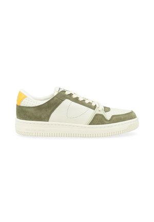 Sneaker in suede verde e pelle crema con dettagli perforati, lacci piatti e un accento giallo sul tallone. Suola in gomma con battistrada testurizzato.