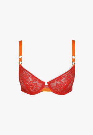 Rode kanten beha met oranje bandjes. Heeft een geschulpte kanten rand, gouden beslag en een gladde contrasterende band onder de cups.