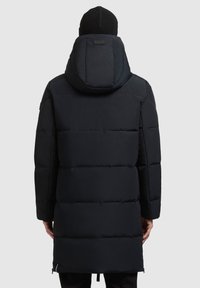 Długi czarny płaszcz puchowy z odpinanym kapturem, pikowany design i boczne zamki błyskawiczne. Materiał wydaje się gładki z matowym wykończeniem.