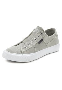 Helle graue Leinenschlupfschuhe mit weißer Gummisohle, ausgestattet mit Metallösen und gesteppten Details entlang der Seiten und der Zehe.