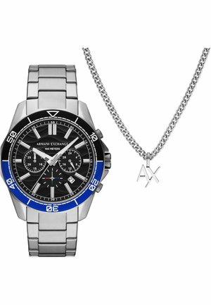 Armani Exchange Uhr aus Edelstahl mit schwarzer und blauer Lünette, Chronographen-Zifferblatt und passender silberner Kette mit AX-Anhänger.