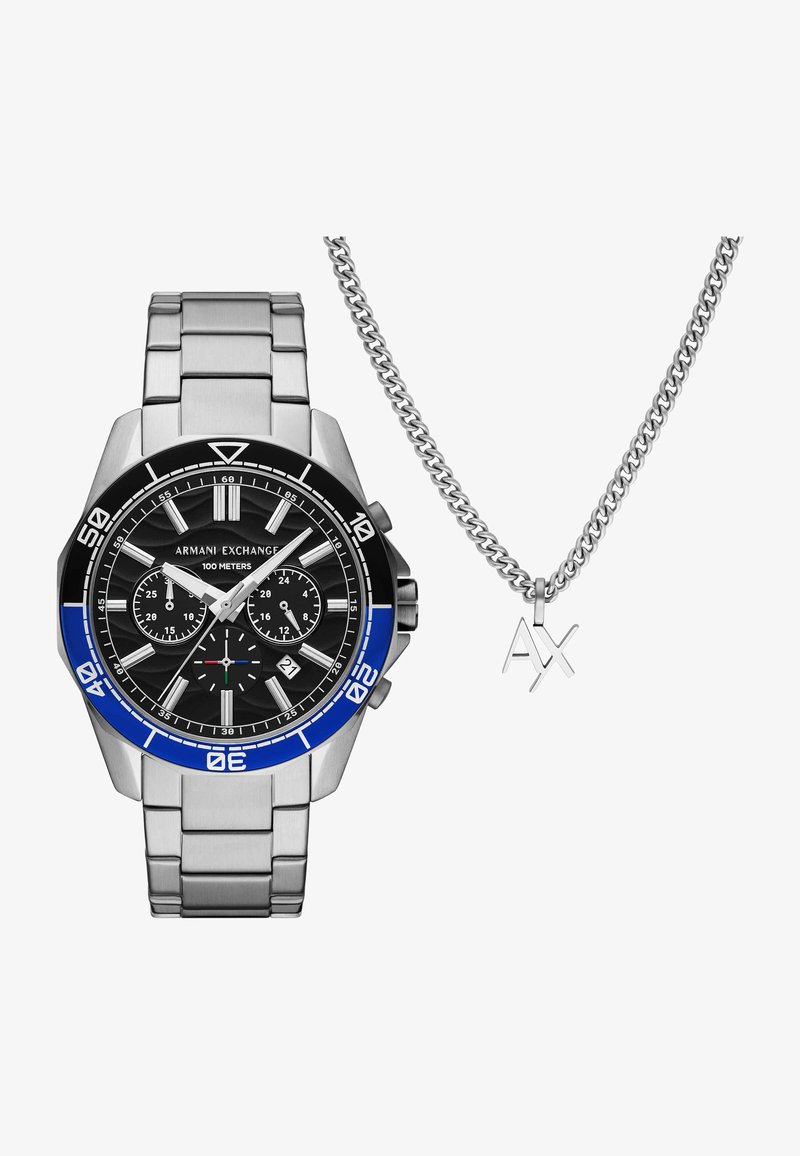 Orologio Armani Exchange in acciaio inox con ghiera nera e blu, quadrante cronografo e collana a catena argento coordinata con pendente AX.