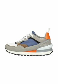 Sportlicher Sneaker mit einem grauen Wildlederoberteil, akzentuiert mit Blau, Braun und Orange, weißen Schnürsenkeln und einer strukturierten schwarzen Gummisohle.