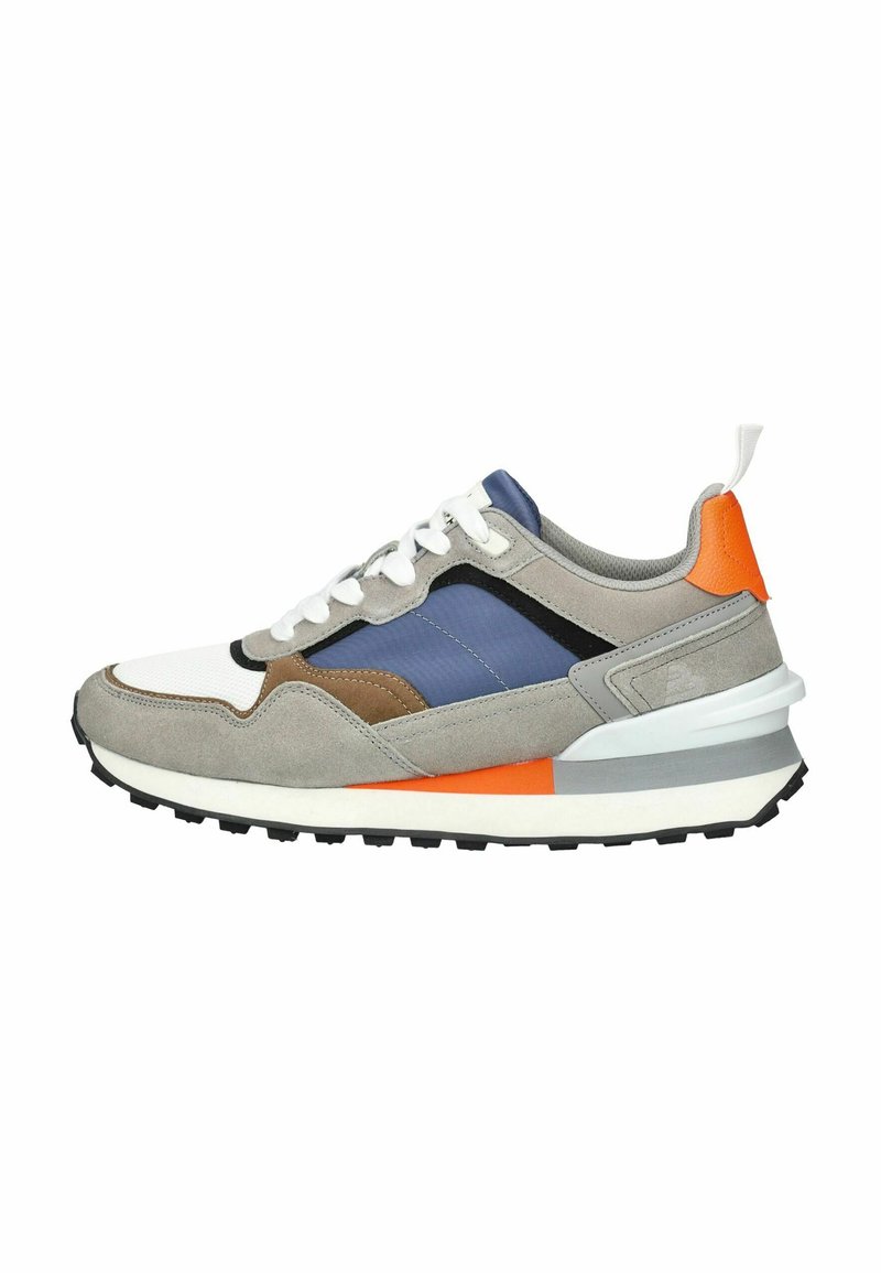 Sportlicher Sneaker mit einem grauen Wildlederoberteil, akzentuiert mit Blau, Braun und Orange, weißen Schnürsenkeln und einer strukturierten schwarzen Gummisohle.
