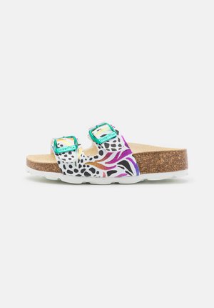 Infradito bianchi e multicolori con motivi animali e floreali, doppi cinturini regolabili, soletta in sughero e suola in gomma bianca.