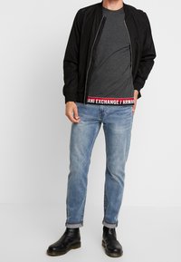 Armani Exchange Triko s potiskem - dark grey