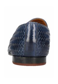 Vävd marinblå läder slip-on sko med en platt svart sula och bruna accenter, med en slät yta och detaljerad textur.