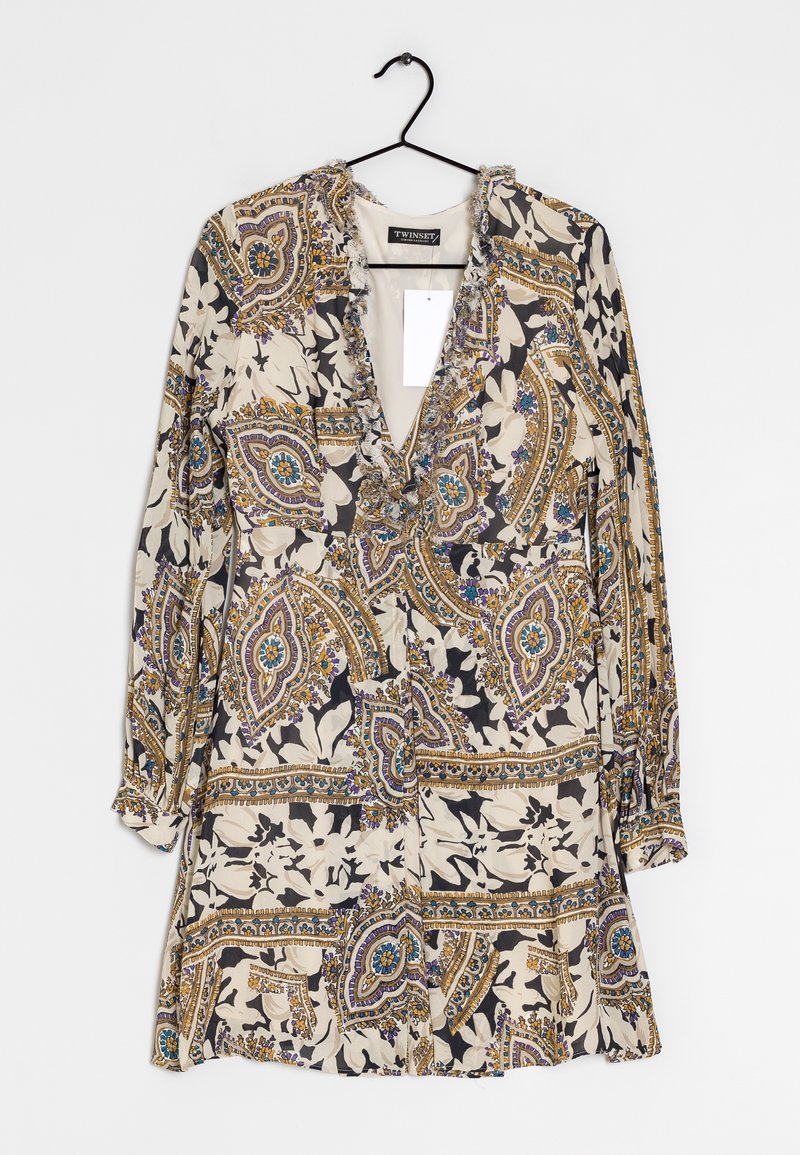 Robe beige à manches longues avec motifs floraux et cachemire multicolores, col en V avec bordure volantée, présentée sur un cintre noir sur fond blanc.