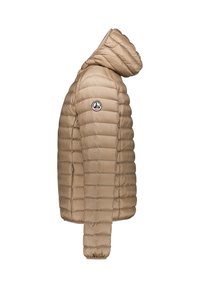 Chaqueta con capucha acolchada de color marrón claro con costuras horizontales y un parche con logo circular en la parte superior del brazo, mostrada de perfil.