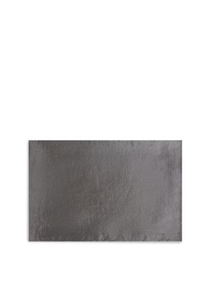 Tovaglietta rettangolare di colore grigio scuro con texture, motivo sottile intrecciato e bordi puliti su sfondo bianco.