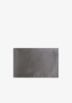 Tovaglietta rettangolare di colore grigio scuro con texture, motivo sottile intrecciato e bordi puliti su sfondo bianco.