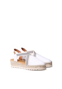 Espadrillas bianche in tela con suola in juta intrecciata, dotate di bande elastiche rigate blu navy sul collo del piede e una fodera interna color cammello.