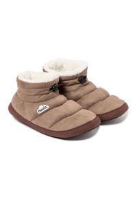 Zapatillas de felpa marrón con un diseño acolchado, forro de piel sintética blanca como la nieve y suelas de goma marrón; presenta un logo en el lateral.