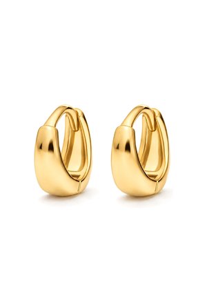 Paire de boucles d'oreilles créoles en or poli avec un design lisse, légèrement épais et une fermeture à charnière sur fond blanc.