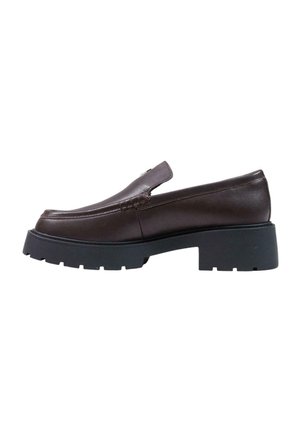 Mocasín de piel marrón oscuro con suela gruesa negra de tacos y tacón bajo tipo bloque, vista lateral sobre fondo blanco.