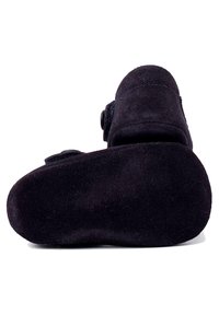 Scarpine per bambini in suede blu navy con forma arrotondata e chiusura in velcro, dotate di una suola morbida e testurizzata per aderenza e comfort.