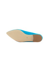 Pantofii cu toc ascuțit din suede, de un albastru vibrant. Textură netedă cu o talpă din cauciuc bej; au un design cu decolteu mic și detalii minime. Mărimea 38.