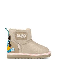 Botas de tobillo beige con un acabado brillante, que presentan un gráfico del personaje Bluey, suela a rayas rosa y blanca, y un forro suave.