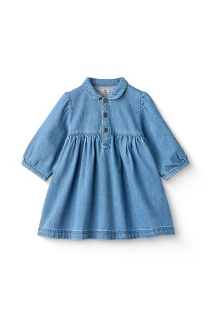 Rochie din denim de culoare albastru deschis, cu guler rotund, mâneci lungi, închidere cu nasturi în față și fustă plisată. Prezintă o textură fină și detalii subtile de cusătură.