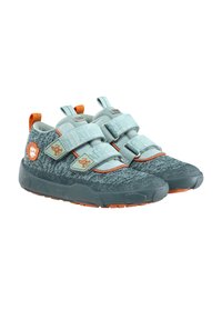 Sneakers in maglia blu con cinturini in Velcro, suole in gomma e accenti arancioni. Presentano una parte superiore testurizzata e un dettaglio con il logo sul lato.