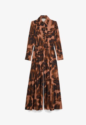 Bruine en zwarte gedrukt jurk met lange mouwen, kraag, knopen aan de voorkant, elastische taille en een vloeiende rok met plooien. Glad stofoppervlak.