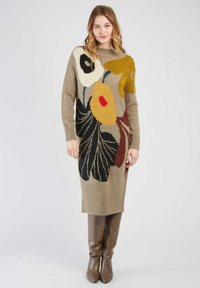 Robe en tricot beige avec un motif floral agrémenté d'accents jaunes, rouges, noirs et bruns ; texture côtelée ; style ajusté de mi-longueur.