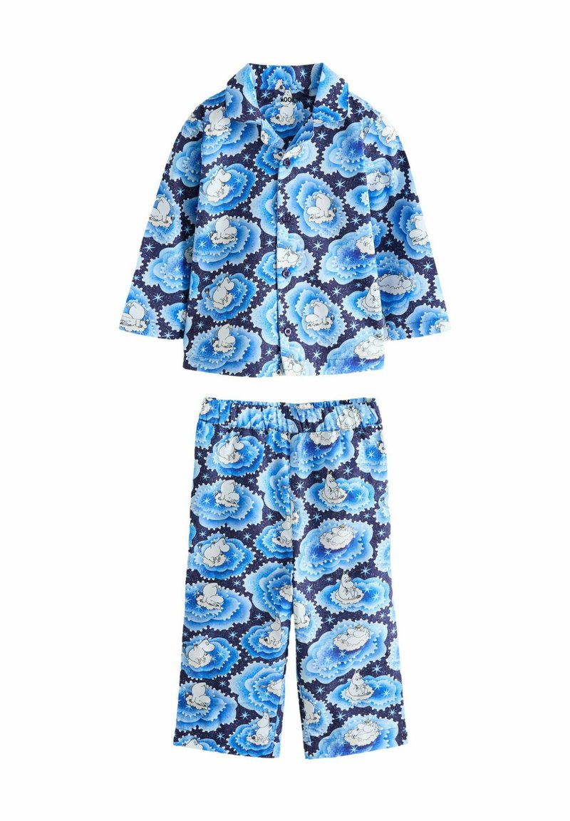 Sininen pyjamakokonaisuus, joka koostuu napitettavasta paidasta ja joustavyöisestä housusta, joissa on valkoisia sarjakuvahahmoja ja pilvikuvioita tummansinisellä taustalla.