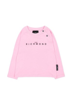 Maglia rosa a maniche lunghe con "JOHN RICHMOND" stampato in nero sul davanti, con due bottoni a pressione neri vicino al collo.